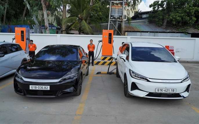 "xe điện BYD đi đường dài dừng sạc trên cao tốc"