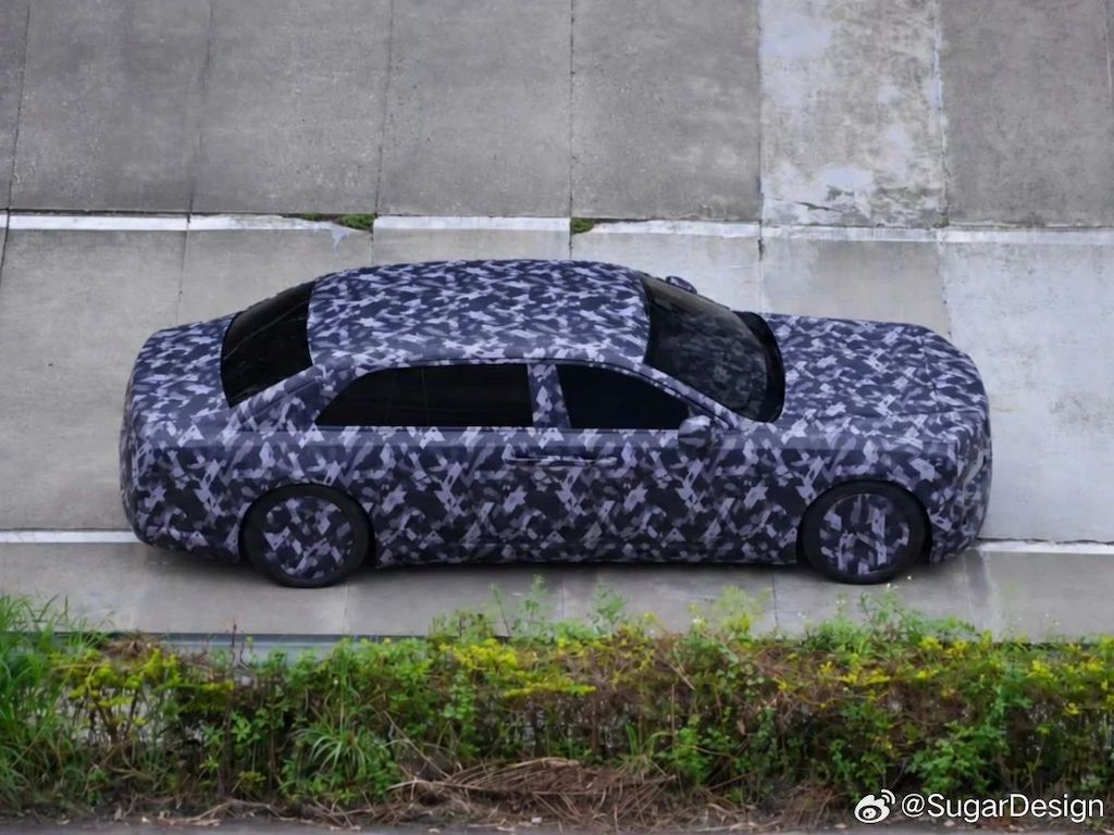 Mẫu sedan đầu bảng của BYD đang chạy thử, với lớp ngụy trang kín mít. Ảnh: SugarDesign